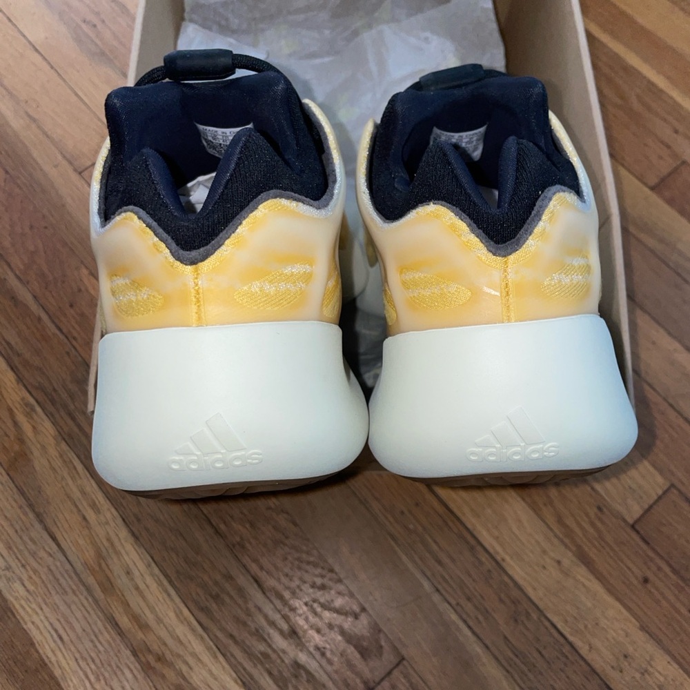 Adidas Yeezy 700 V3 ‘Mono Safflower’ - Picture 4 of 7